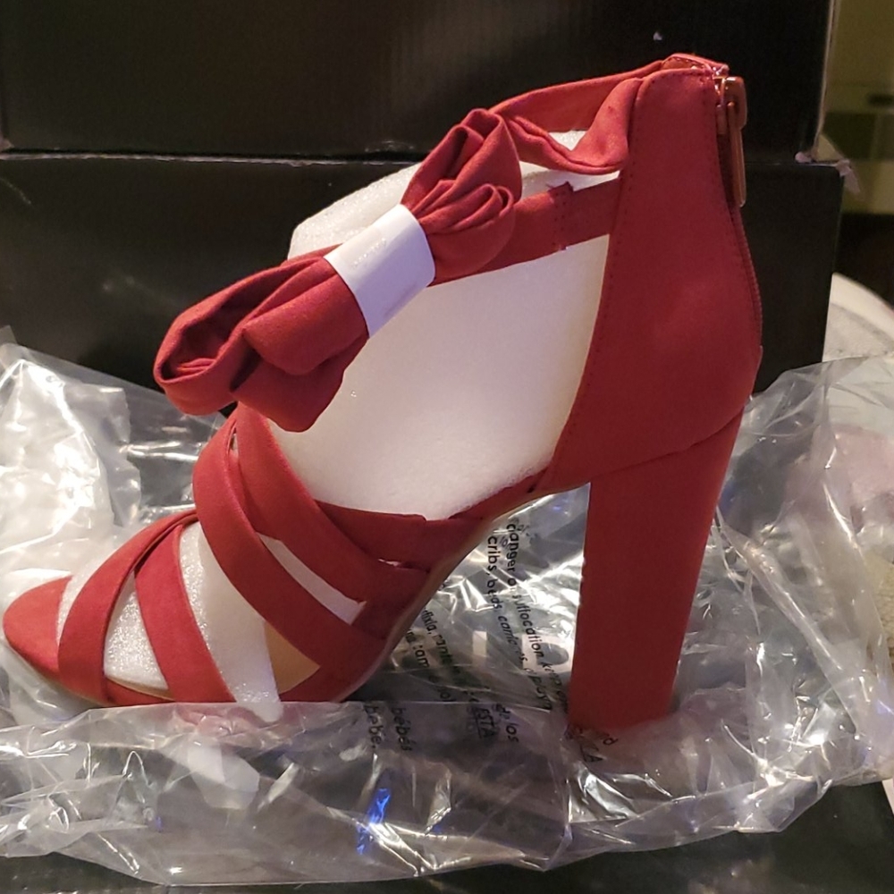 Red  4 Heel.  Size 7